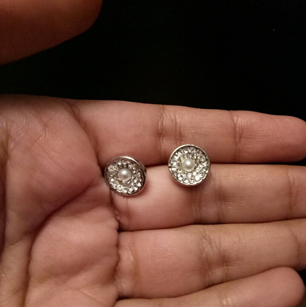 💎Stone studded earrings.